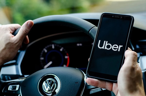 Açıklamada, Uber'in Avrupa'daki taksi şoförlerinin banka hesapları, taksi lisansları, konumları, fotoğrafları, ödeme bilgileri, kimlik belgeleri, suç ve tıbbi kayıtları gibi çeşitli kişisel verilerinin uygun biçimde korunmadığı ve ABD'ye gönderildiği kaydedildi.