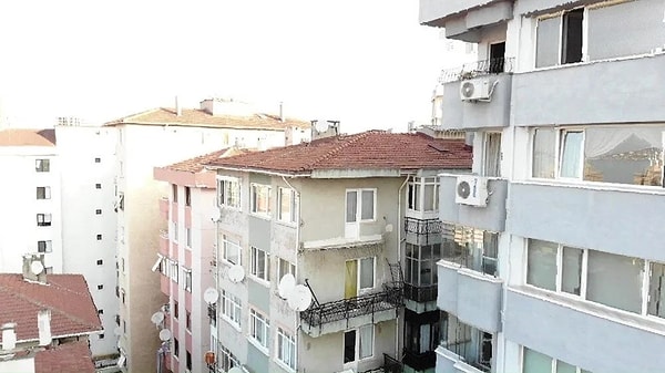 Olay yerine gelen polis ve zabıta ekipleri, çevrede bariyerler ve emniyet şeridiyle önlem aldı.