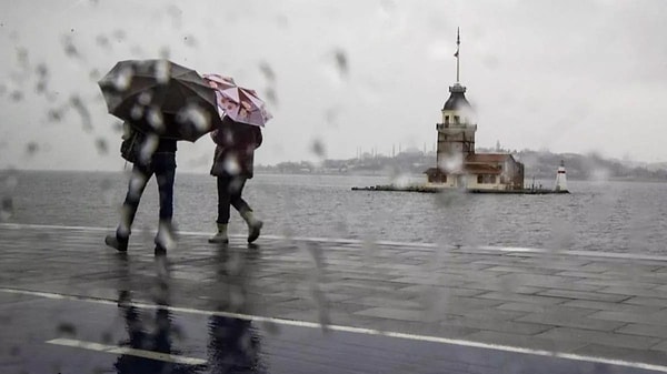 İBB Afet İşleri Dairesi Başkanlığı AKOM da sel ve su baskınlarına karşı uyardı. AKOM'dan yapılan açıklamada, "Vatandaşlarımızın yaşanabilecek olumsuzluklara karşı tedbirli ve dikkati olmaları önem arz etmektedir" denildi.