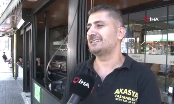 "Tek tesellimiz kimseye bir şey olmaması" diyen dükkan sahibi Hasan Yavuz, kaza sonrası otomobil sürücüsüyle çay içip sohbet etti.