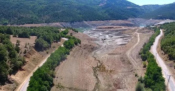 Amasya'da yaşanan su kesintileriyle ilgili Belediye Başkanı Turgay Sevindi Yağış olmaması sebebiyle suyumuz az. Sürekli su verdiğimizde de 10 gün yetecek kadar suyumuz var. O yüzden insanların en az su kullandığı vakitte gece keserek vatandaşı da çok mağdur etmeden depolardaki eksiği gidermeye çalışıyoruz.” şeklinde bir açıklama yapmıştı.