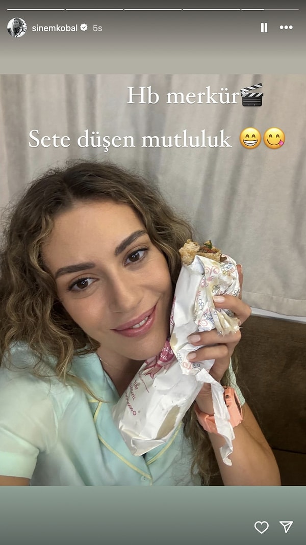 Sinem Kobal, sete dürüm söyledi. Pek mutlu oldu.