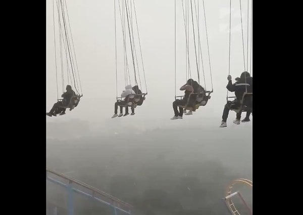 Eğlence parkındaki bir araç yoğun fırtına sebebiyle, üzerinde insanlar varken bozuldu.