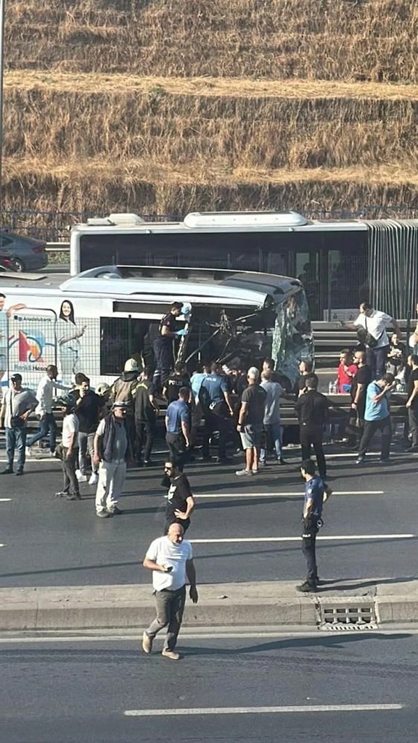 İstanbul Sefaköy'de iki metrobüs çarpıştı. Kazada yaralananlar ambulansla hastanelere kaldırıldı.