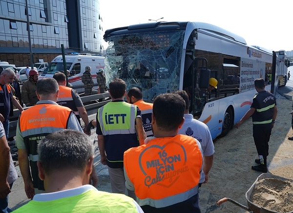 Beylikdüzü istikametinde ilerleyen metrobüs, Sefaköy mevkisinde kontrolden çıkarak karşı yönden gelen metrobüse yandan çarptı. Metrobüs daha sonra savrularak bariyerlere vurdu. İhbar üzerine olay yerine polis, itfaiye ve sağlık ekipleri sevk edildi. İtfaiye ekipleri, metrobüsün altında kalan iki kişiyi çıkardı.