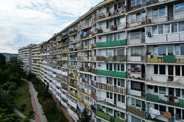 Şimdilerde pek iç açıcı görünmese de Polonya'da 1960'lar ve 70'lerde bu tip binalar oldukça yaygındı. Savaş sonrası modernizmin bir örneği olan bu binalardan şehirde toplam sekiz adet bulunuyor.