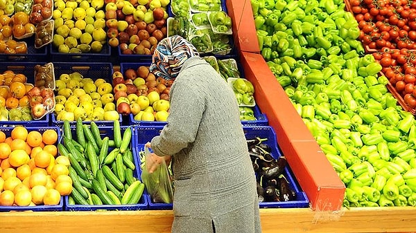 “Vergisini ödememiş, kayıt dışına çıkmış, bu yolla elde ettiği geliri servetine eklemiş ve bunu bir marifetmiş gibi lüks otomobillerle, evlerle, eşyalarla sergileyen insanların bu kayıt dışı varlıklarını servet beyanı getirerek yakalayıp vergilendirmek yerine yoksullukla savaşan ücretliye düşük zam yaparak enflasyonla mücadele edilemez.”