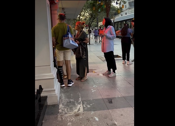 İsrail'i protesto etmek isteyen bir kadın, zincir restoranlardan birinin önünde karpuz yedi.