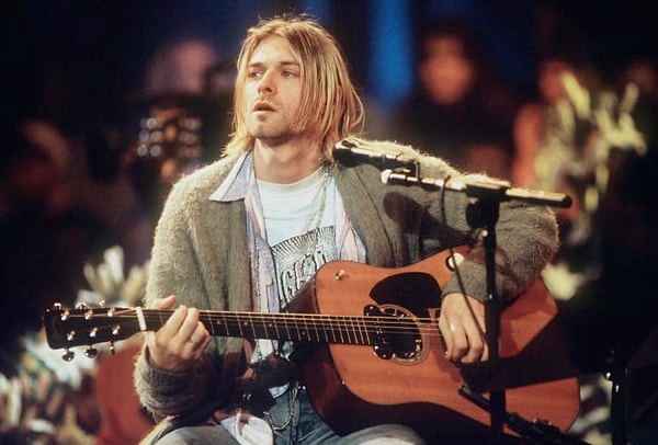 Nirvana'nın solisti Kurt Cobain'in o gömlekleri... Oversize kot pantolonları... Eskitilmiş tişörtleri... Evet, bilinçaltımızın bir köşesinde hala var!