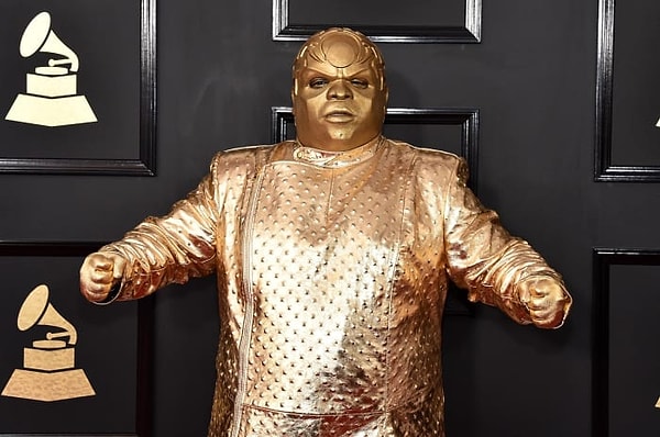 Grammy Ödülleri'ne A.R.O.G.'dan fırlamış gibi gelen CeeLo Green, modaya pek yön vermese de o dönemler internette en çok konuşulan konulardan biri olmuştu.