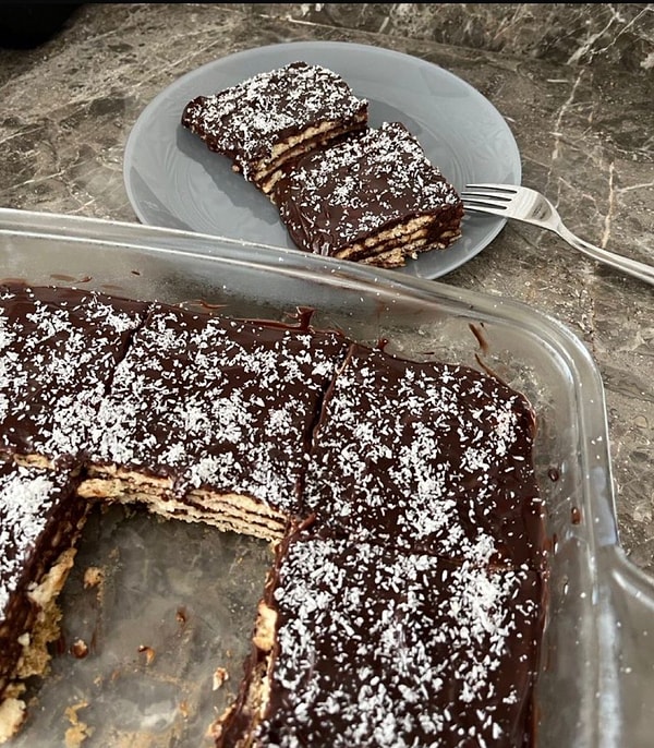 Her evde en az bir kez yapılmış bir tatlıdır 'bisküvili pasta'. Yapımı da çok kolay. Bisküvi ve pudingten oluşuyor!