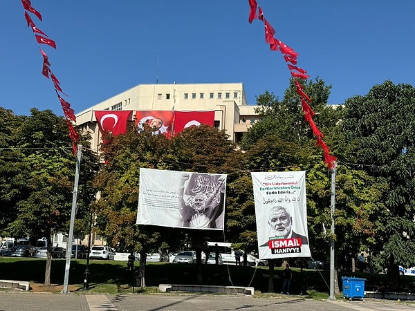 Sonrasında alanda bulunan İsmail Haniye pankartları CHP’liler tarafından indirilerek yerine Atatürk posteri ve Türk Bayrağı asıldı.