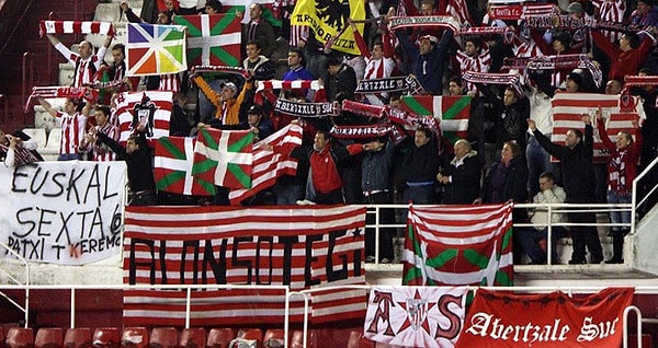 Bunun başlangıcı ise ilginç bir olaya dayanıyor. 1911 yılında oynadığı Copa del Rey maçında, kurallara uygun olmayan yabancı oyuncu oynattığı gerekçesiyle suçlanan takım bu olaylardan sonra tepkisel olarak sadece Bask kimlikli oyuncu oynatma kararı aldı. Yazılı olmayan ancak uyulan bir kural oldu bu.