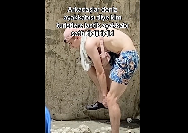 Antalya'da bir esnafın turistlere deniz ayakkabısı diye, köylerde tercih edilen 'kara lastik' sattığı görüldü.