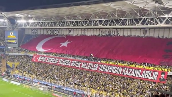 Ardından Fenerbahçeli taraftarlar tribünleri ‘Mustafa Kemal’in askerleriyiz’ sloganıyla inletti.