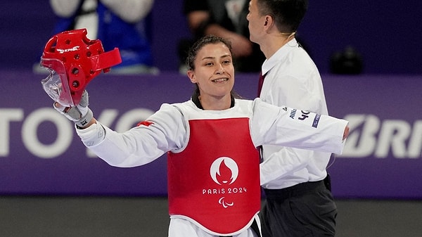 Grand Palais'te düzenlenen para tekvando müsabakalarında 2 numaralı seribaşı Gamze, finalde 5 numaralı seribaşı Çinli sporcu Yuije Li'yle karşılaştı.