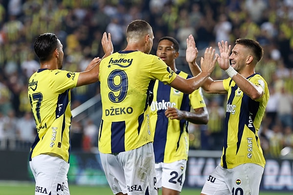 Süper Lig'in dördüncü haftasının açılış maçında Fenerbahçe, Alanyaspor'u konuk etti. Sarı-lacivertliler, rakibini üç golle mağlup etmeyi başardı.