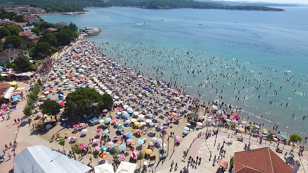 Açıklamaya göre, olumsuz hava ve deniz şartları sebebiyle ilçede bulunan tüm plajlarda 31 Ağustos ve 1 Eylül'de denize girmek yasaklandı.