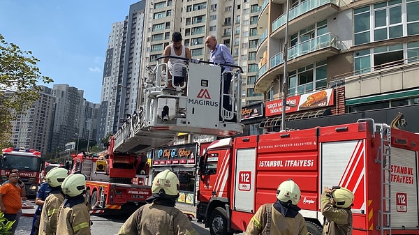 Elektrik kablolarıyla tüm binayı saran alevler, bina sakinlerine zor anlar yaşattı.