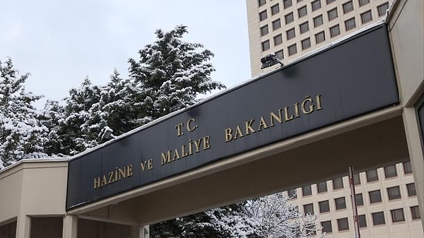 Bakanlığın düzenlendiği Defterdarlık Uzman Yardımcılığı Sınavı'nda 32 ilde birinci olanlar, sözlü mülakat sonrasında listede kendine yer bulamadı.