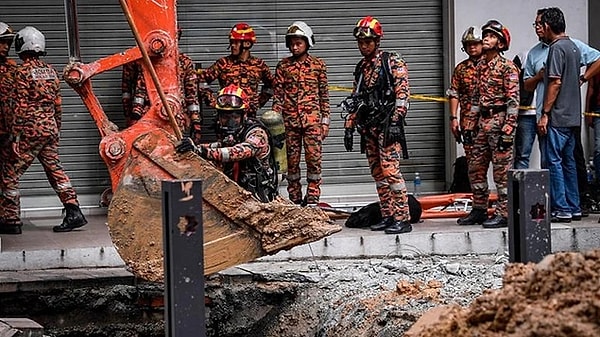 8 gün önce Malezya'nın başkenti Kuala Lumpur'daki kaldırım aniden çöktü. Kaldırımın üzerinde duran kadın ise kaybolmuştu.