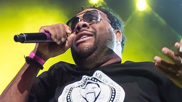 Yere düşen 53 yaşındaki Fatman Scoop sedye ile sahneden alınarak yerel bir hastaneye kaldırıldı.