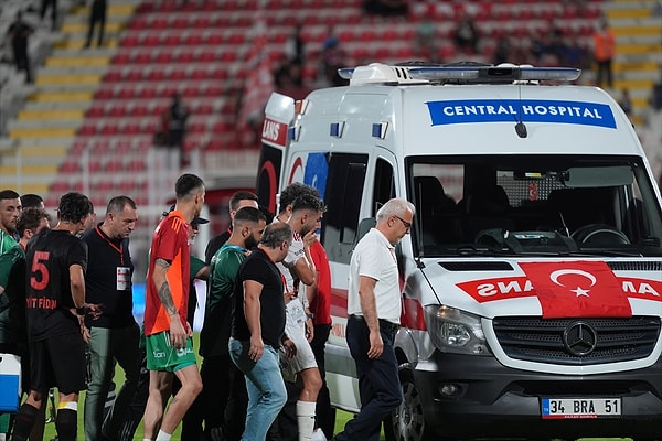 Spikerin anbean aktardığı gelişmelerde Furkan Apaydın'ın bir süre sonra ayağa kalkabildiği görüldü. Ümraniyespor teknik direktörü Tuncay Şanlı futbolcusunun durumunu yakından takip etti.