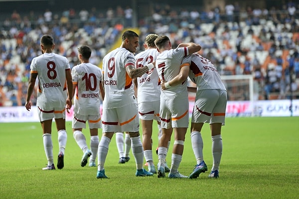 Dördüncü golün ardından Adana Demirspor taraftarı "yönetim istifa" sesleriyle Galatasaray'ın gol sevincini bastırırken, ilk devrede başka gol olmadı.