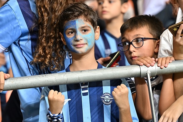 Zor günler geçiren Adana Demirspor'da yönetime protestolar yaşandı. "Yönetim İstifa" tezahüratları uzun süre susmadı.