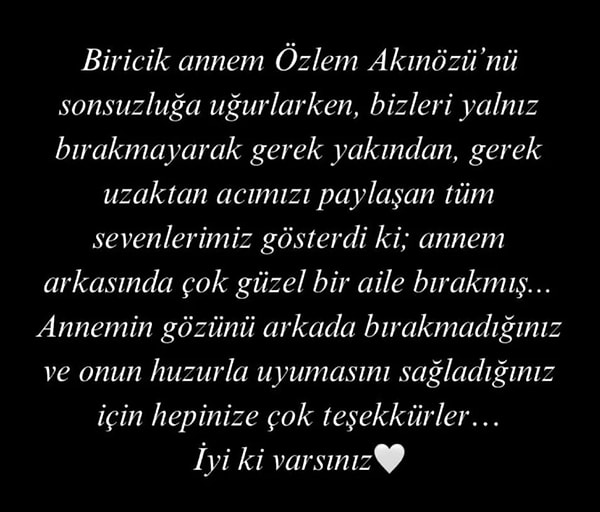 Güzel annesi Özlem Akınözü'nü Yeni Ayazağa Mezarlığı'na defnettikten bir süre sonra sosyal medya hesabından "Annemin gözünü arkada bırakmadığınız ve onun huzurla uyumasını sağladığınız için hepinize çok teşekkürler.. " paylaşımında bulunmuştu.