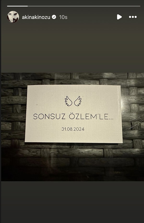 Acı gününden sonra sosyal medya kullanımını epey azaltan Akın Akınözü ilk defa bir paylaşım yaptı. "Sonsuz Özlem'le" notunun yer aldığı kare dikkatlerden kaçmadı.