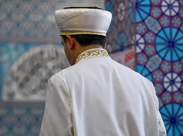 İlişkilerinin ilerleyen sürecinde imam İ.S., astsubay G.K. ile cinsel olarak birlikte olmak istedi. Kadın astsubay ilişkiye girme karşılığında imamdan para istedi. İmam bu talebi kabul etti. Ancak cinsel ilişki gerçekleşmesine rağmen imam kadına herhangi bir ödeme yapmadı.