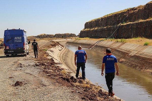 Demir, son dakika gelişmelerini aktardı. Yeni gözaltıların beklendiğini söyledi. Demir, "Yeni gözaltılar olabilir. Savcılığın gözaltı süresini uzatması bekleniyor. Bugün yeni gelişmeler olabilir." dedi.