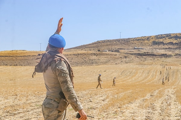 Narin’i arama çalışmaları 12’nci gününde jandarma ve AFAD ekipleri tarafından sürdürülüyor. Çok sayıda komando, Tavşantepe Mahallesi’ne komşu kırsal Sarıdallı Mahallesi mevkiinde arazide arama çalışması gerçekleştirdi. Komandolar arazide ve mısır tarlalarında yaptıkları çalışmalarda buldukları elbise ve bez parçalarını delil olarak alıp, incelenmek üzere Diyarbakır Adli Tıp Kurumuna gönderdi. Arama çalışmaları sürüyor.