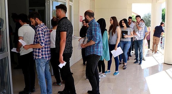 Aday, tişörtünün fotoğrafını paylaşarak, "KPSS'ye çıplak giren ilk öğrenci ben olabilirim. Bana bu tişörtü soydurdular," şeklinde bir not düştü.