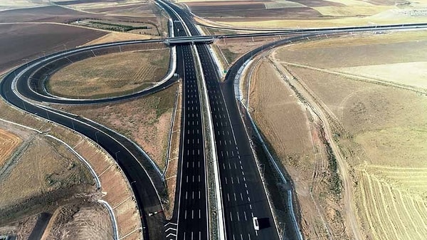 Geçtiğimiz günlerde bir kullanıcı Reddit platformunda tanık olduğu bir olayı paylaştı. Konya-Aksaray otoyolunda bir sürü kişinin kavun bahçesine girip kavun aldığını dile getiren kullanıcı ağızları açık bıraktı.