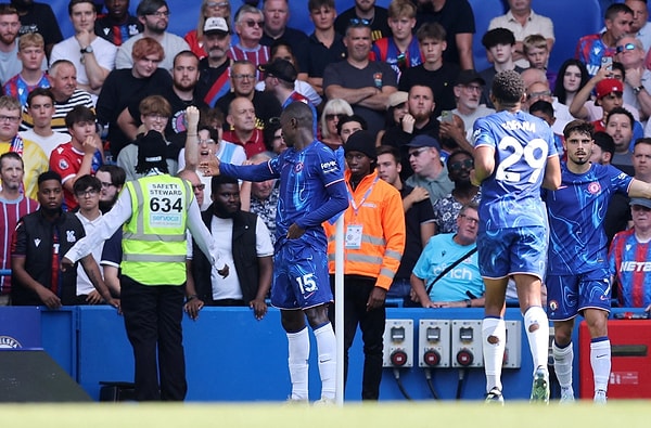 Maçta Chelsea'nin tek golü Nicolas Jackson'dan geldi. Jackson ise gol sevincini artık yavaş yavaş futbol sahalarında görmeye başladığımız Yusuf Dikeç hareketiyle yaşadı.