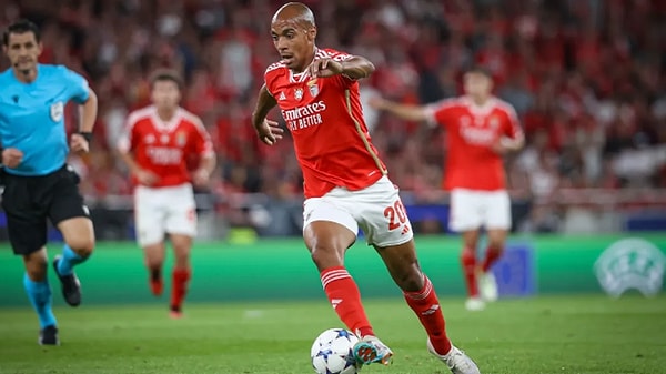 Portekiz basınında yer alan bir habere göre Benfica'nın yıldızı Joao Mario'nun, Beşiktaş'ın yaptığı teklifi kabul ettiği ve Siyah-Beyazlı kulübe transfer olacağı bilgisi verildi...