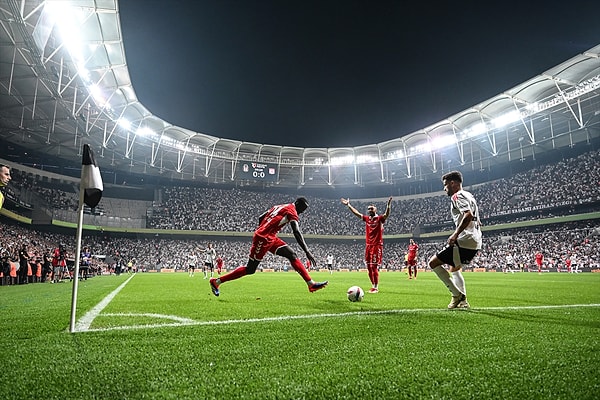 Beşiktaş, İstanbul'da Tüpraş Stadyumu'nda Sivasspor'u ağırladı. Ligde ve Avrupa'da moralli Kartal, seriyi bozmadı.