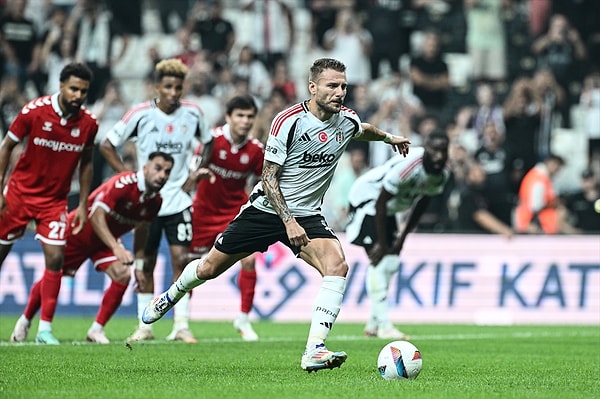 Radakovic'in eline temas eden top VAR kararıyla penaltı olarak değerlendirildi. Ciro Immobile hata yapmadı ve skoru 1-0 yaptı.