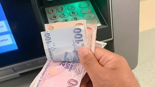 Art arda suç işleyen Bülent Şengün, gasbettiği hafif ticari araçla Karabağlar ilçesine geldi. Şengün, Paşaköprü Mezarlığı yakınındaki bir ATM'den para çeken Engin K.'yı da gasbedip tabancayla vurdu.