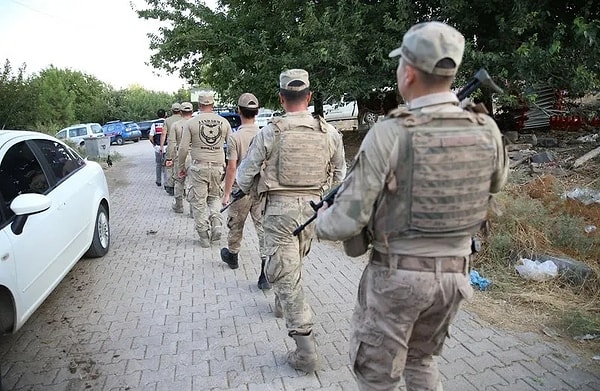 Öte yandan Narin'in kaybolduğu köyde bugün çok daha  kapsamlı bir aramanın daha yapılacağı, bu nedenle köye çok sayıda yeni askerin sevk edildiği bildiriliyor.