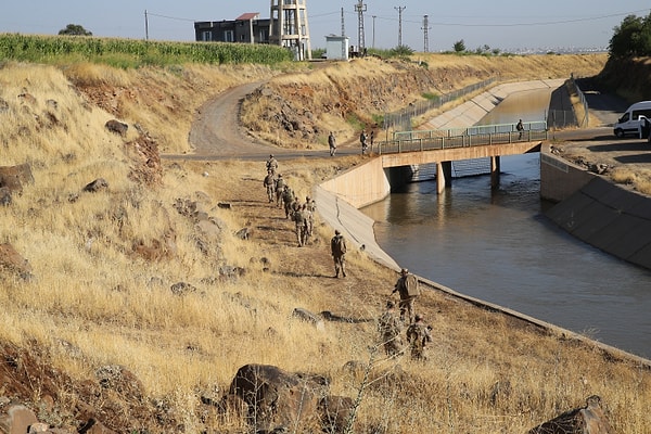 Narin Güran'ı arama kurtarma çalışmaları tüm hızıyla devam ederken Haber Global'in bölgeden yaptığı bir canlı yayın sosyal medyada öne çıktı.