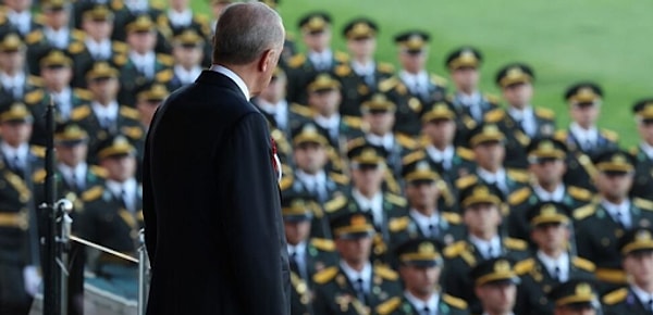 Cumhurbaşkanı Recep Tayyip Erdoğan'ın da katıldığı törende teğmenler kılıç çatmış, "Mustafa Kemal'in Askerleriyiz" sloganı atmıştı. Müyesser Yıldız, tahkikat sebebinin törenle ilgili değil, sosyal medya paylaşımları ile ilgili olduğunu söyledi.