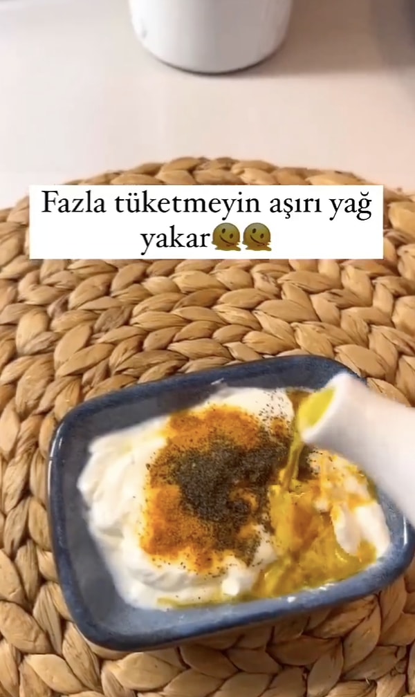 Bu karışımın üzerine yarım limon sıkıyoruz ve daha sonrasında da bir yemek kaşığı zeytinyağı ekliyoruz.