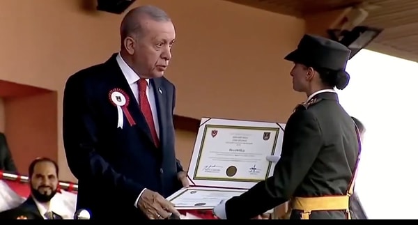 Sosyal medyada son paylaşılan görüntülerde ise Eroğlu'nun Cumhurbaşkanı Recep Tayyip Erdoğan'ın elinden plaketini alırken çekilen görüntüleri paylaşıldı. Selam verme esnasında gür bir sesle bağıran Eroğlu'nu, Erdoğan şaşkınlıkla karşıladı. İkili kısa bir süre muhabbet ettikten sonra Eroğlu plaketini alıp Erdoğan'ı selamlayarak sahneden indi.