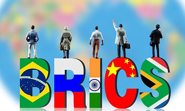 BRICS’in kökeni, 2001 yılında Goldman Sachs’ta çalışan ekonomist Jim O'Neill’in, Brezilya, Rusya, Hindistan ve Çin’in ekonomik potansiyelini vurgulamak amacıyla oluşturduğu ‘BRIC’ kısaltmasına dayanıyor.