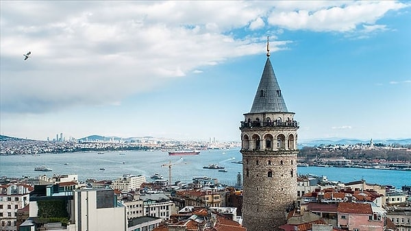 Başka bir rivayette ise Kanuni Sultan Süleyman döneminde burada oturan bir Venedik elçisine, yazışmalarda 'Beyoğlu' dendiği söylenir.