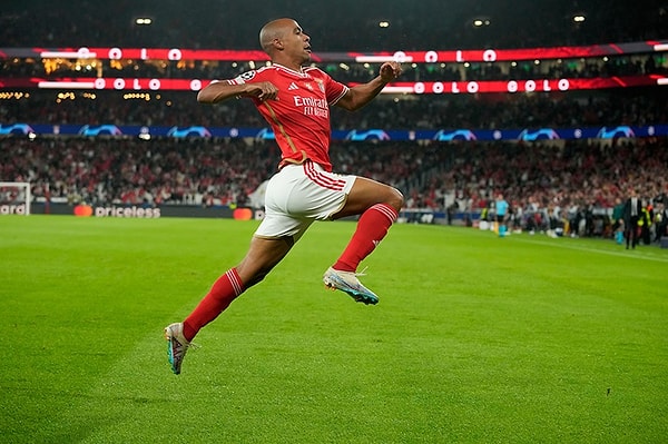 31 yaşındaki tecrübeli futbolcu için Benfica ile de anlaşan Beşiktaş, Joao Mario'yu yarın İstanbul'a getirerek sağlık kontrolünden geçirecek ve resmi imzayı attıracak.