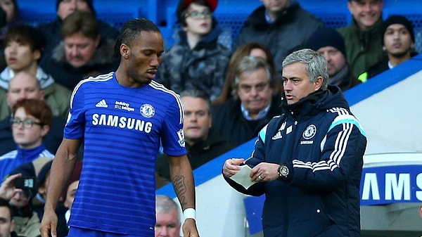 Mourinho, Chelsea'ye transfer oluyor ve Abramovic bir sürü dünya yıldızı sayarken o sadece tek bir isim söylüyor ve Drogba'yı Chelsea'ye aldırıyor.